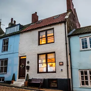  Holiday home Letaway - Captain Cook's Cottage,